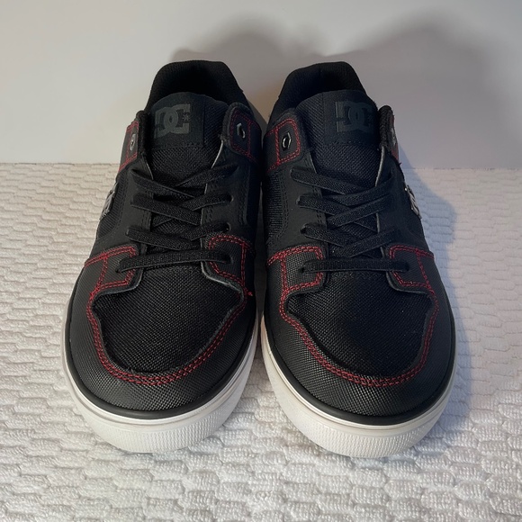 DC Leather Skateboard Shoe Black and Red Youth Size 5 - Picture 2 of 11